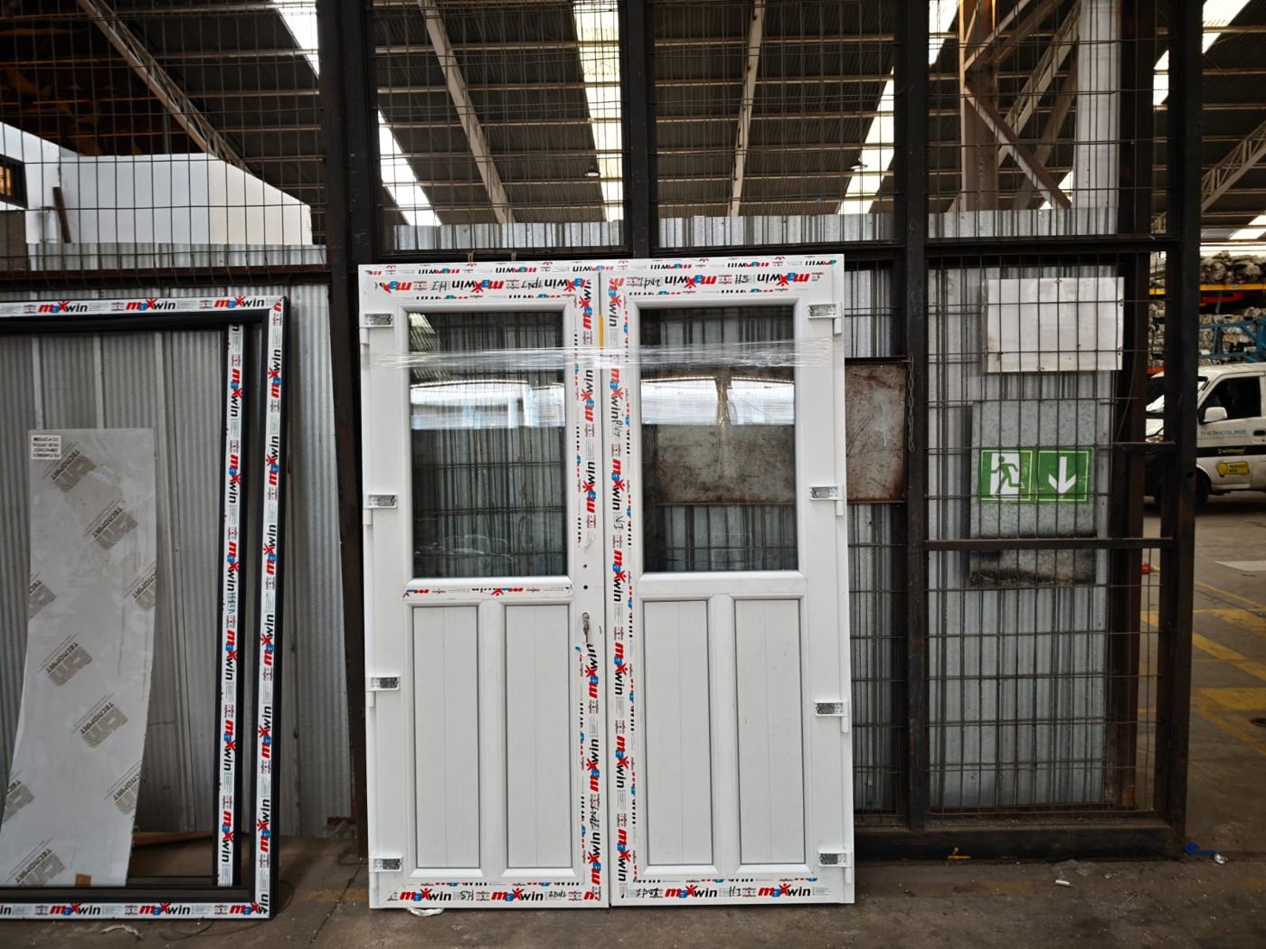 Puerta doble de PVC blanca lista para despacho
