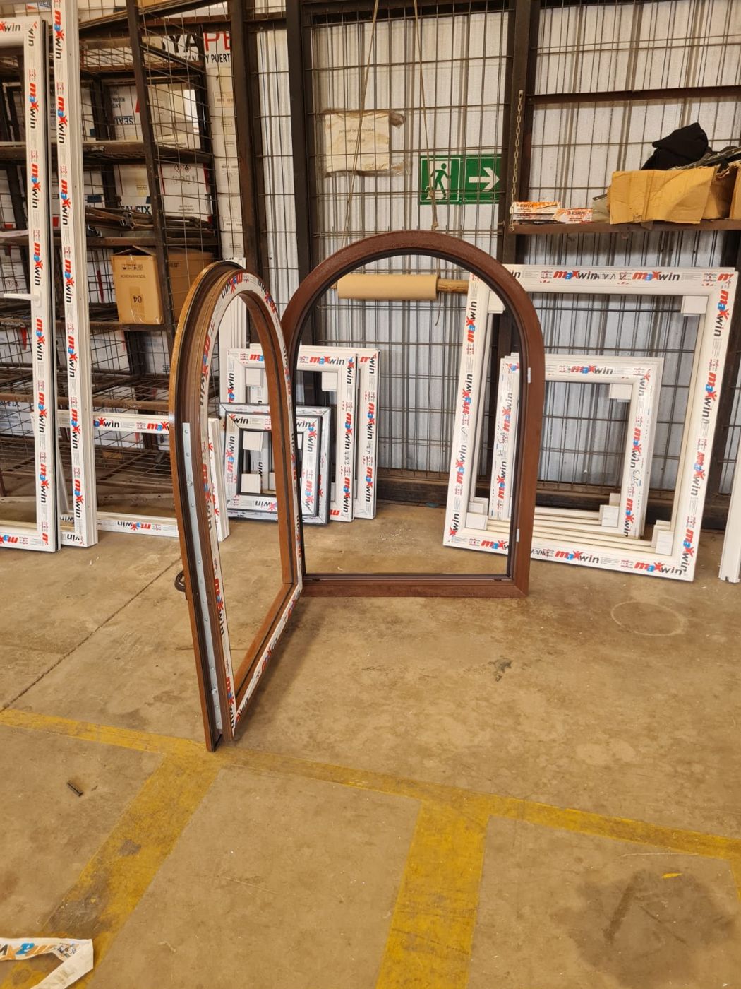 Ventana de PVC en arco color nogal