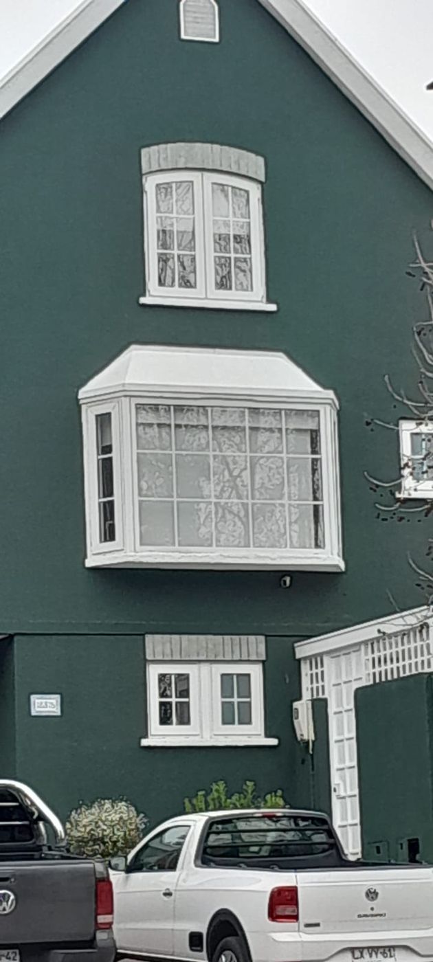 Bay window y ventanas de PVC blanco con junquillos
