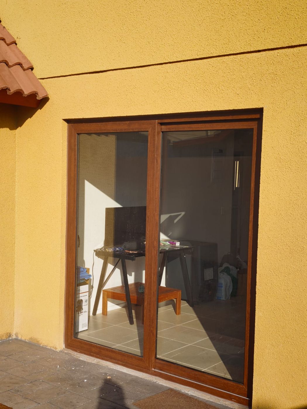 Puerta corredera de PVC nogal con termopanel