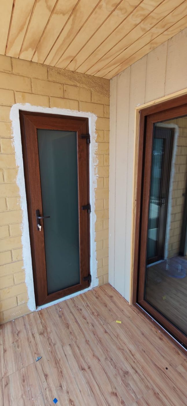 Puerta de PVC nogal con vidrio esmerilado