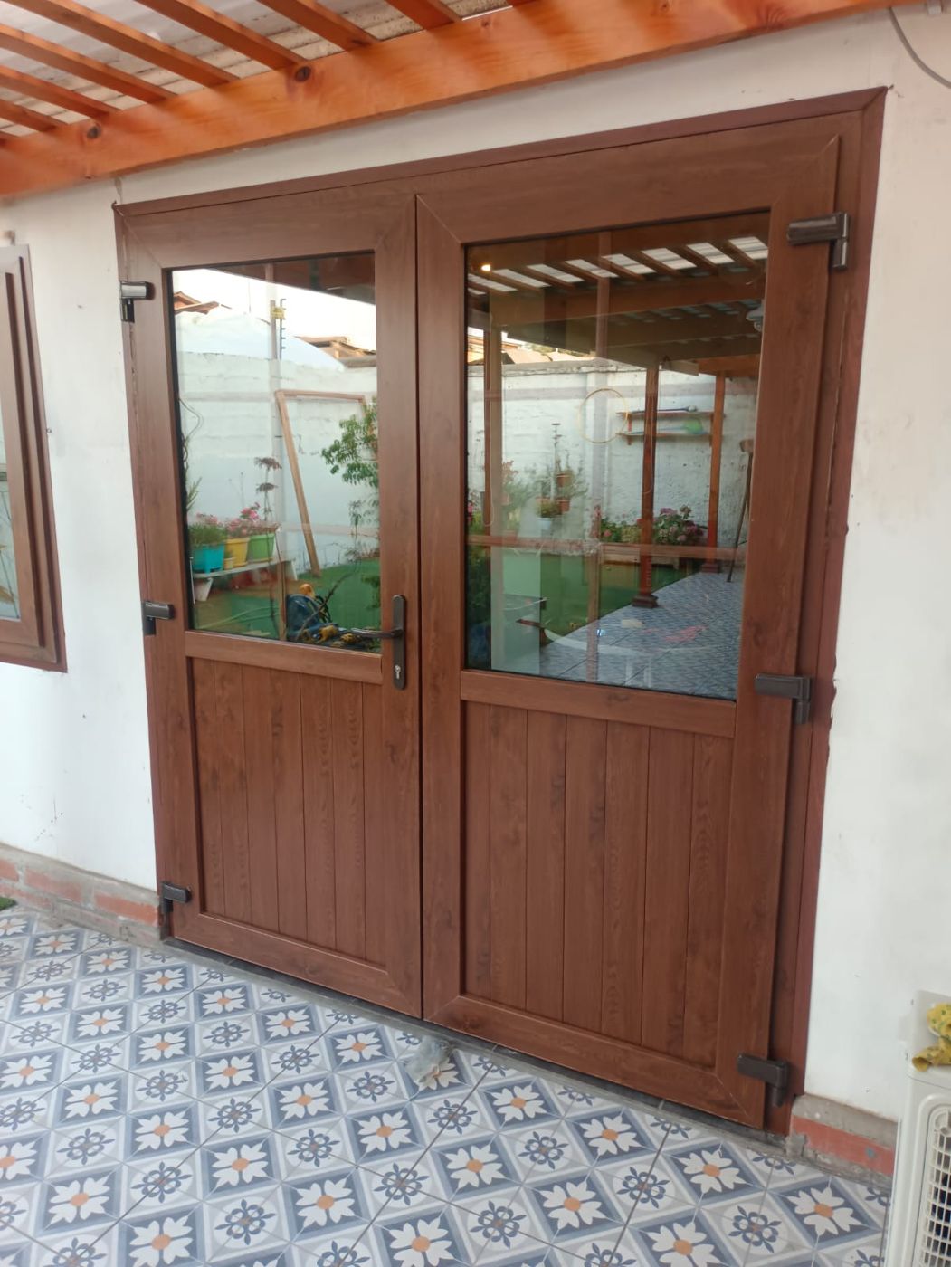 Puerta doble de PVC color nogal con termopanel