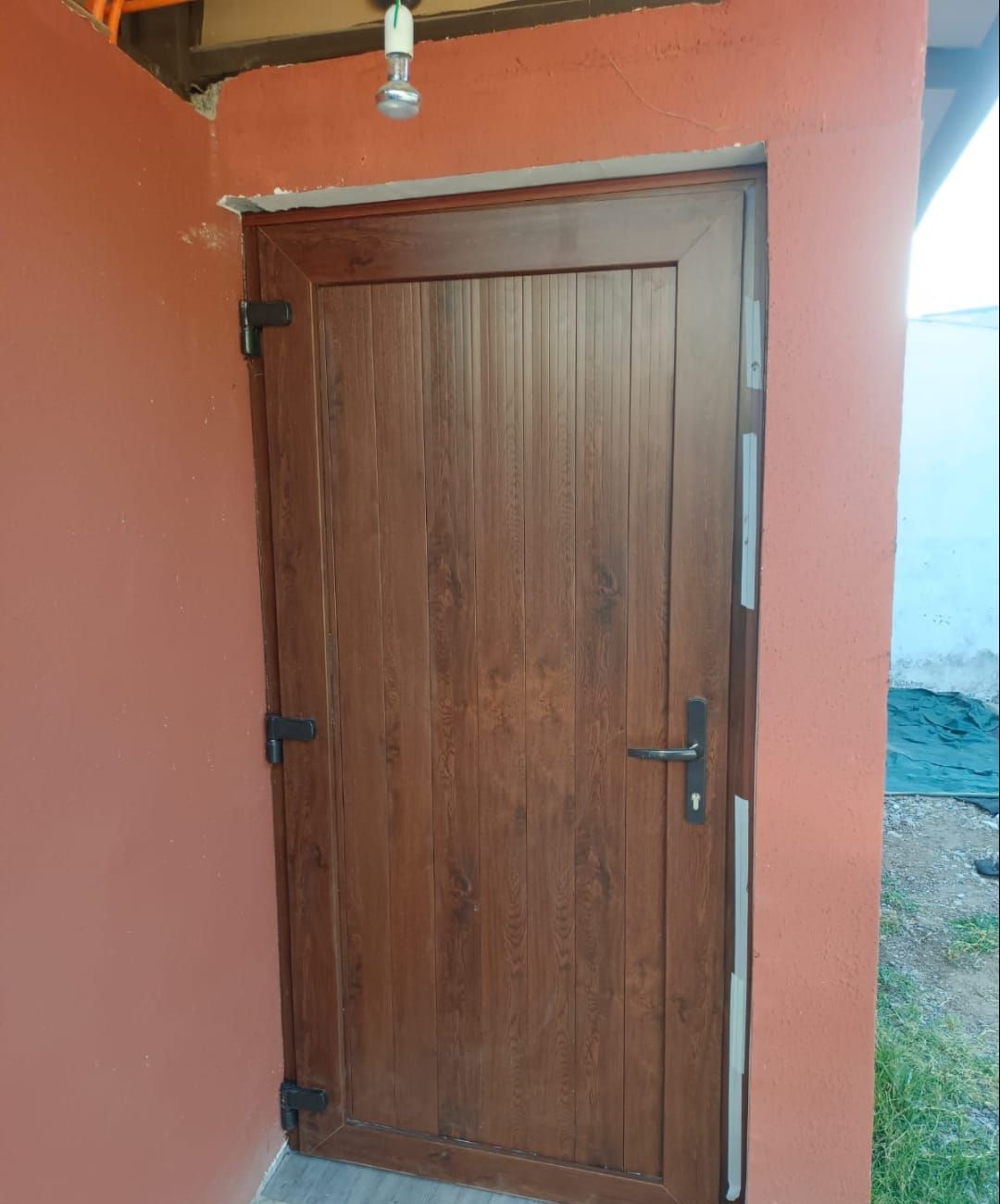 Puerta de PVC nogal con panel ciego