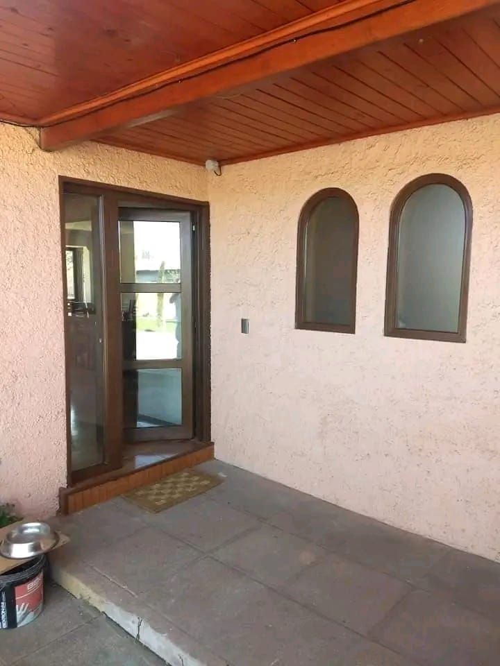Puerta y ventanas en arco de PVC
