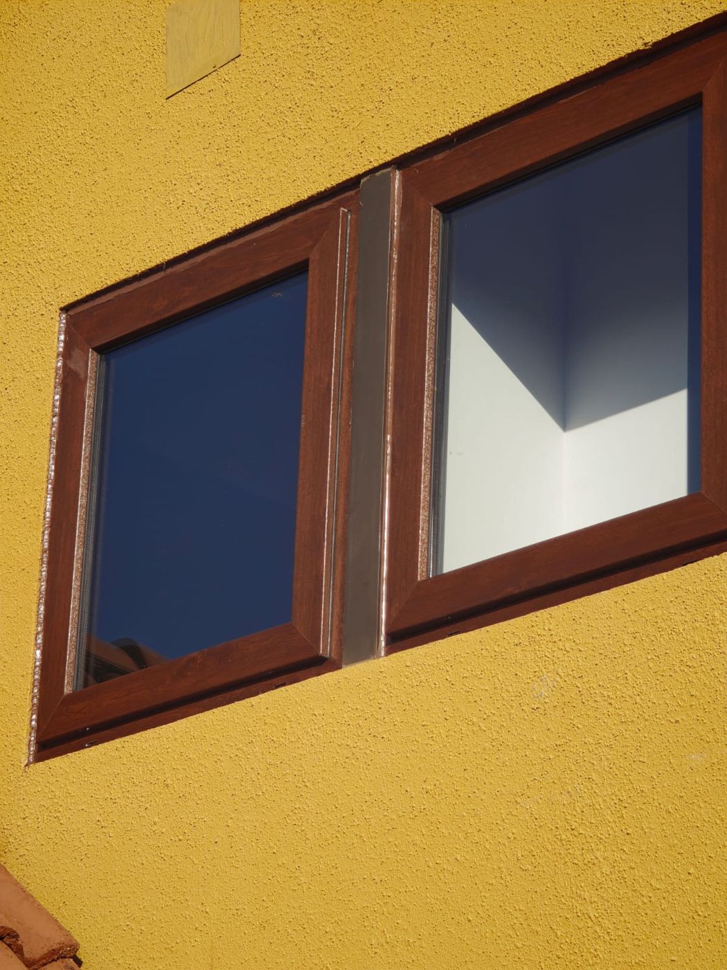 Ventanas batientes de PVC nogal en segundo piso