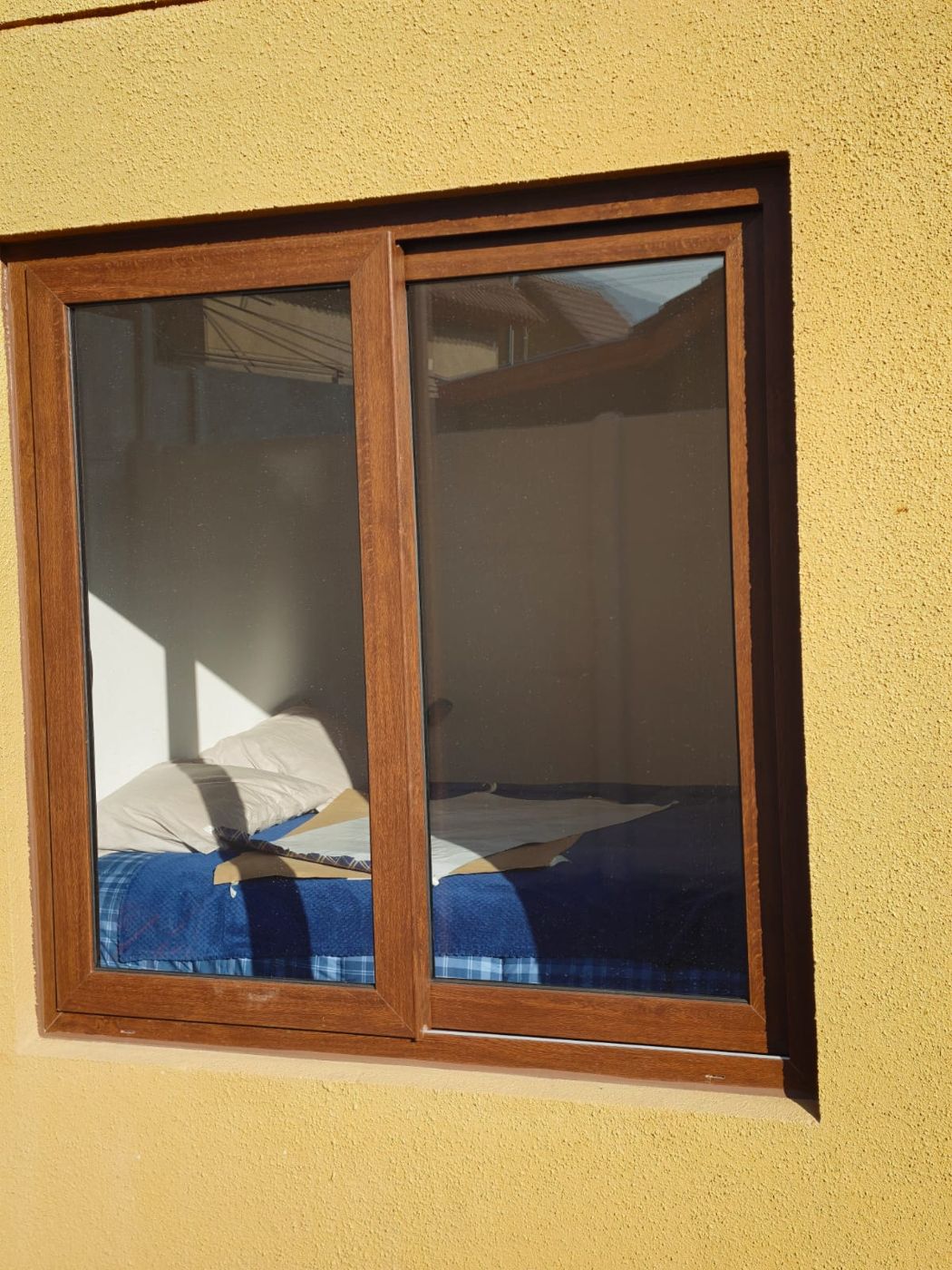 Ventana corredera de PVC color roble
