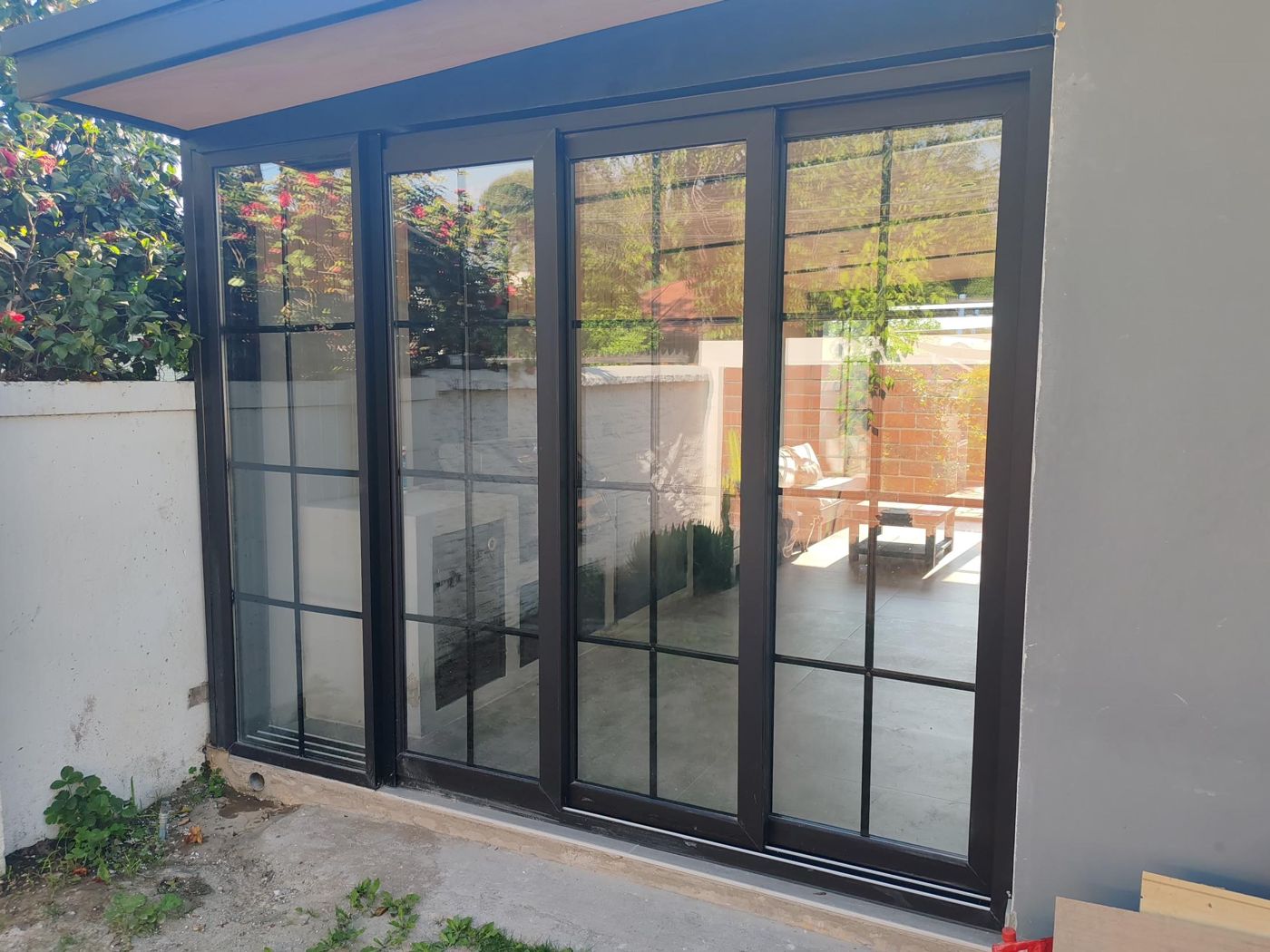 Ventanal corredero de PVC negro con junquillos