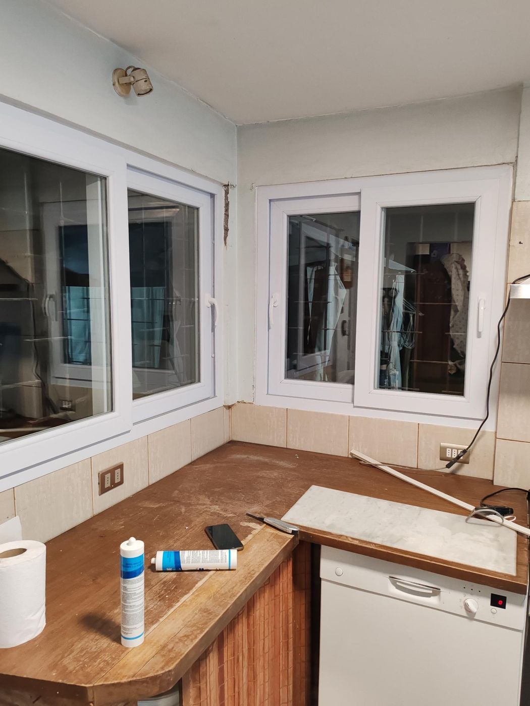 Ventanas correderas de PVC blanco en cocina