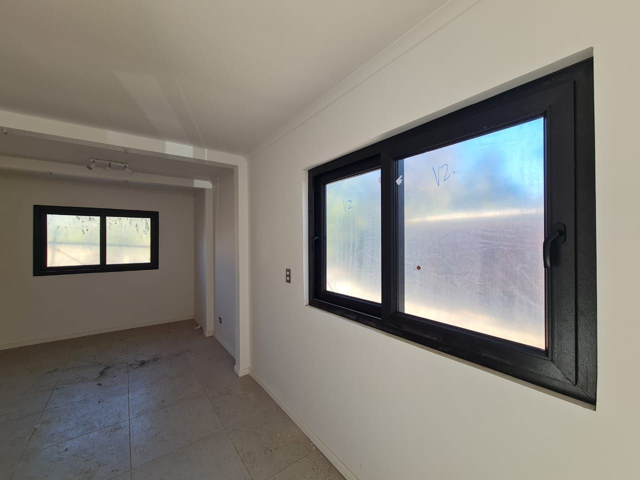 Ventanas correderas de PVC negro vistas desde el interior